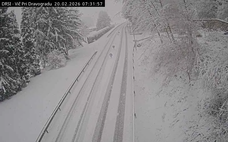 Močno sneženje že povzroča številne težave v prometu, nastaja snegolom