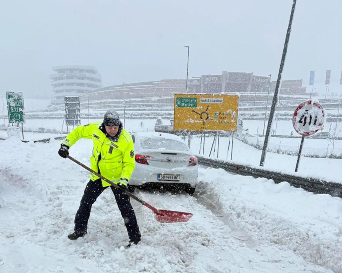 Ob izrednih razmerah v Mariboru za lopate poprijeli tudi policisti