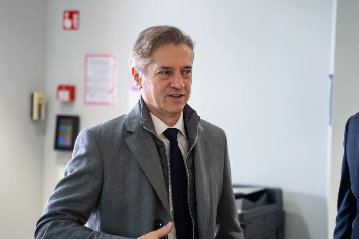 Koliko bomo lahko naenkrat natočili na črpalkah? In kaj bo o napetostih s Petrolom povedal premier?