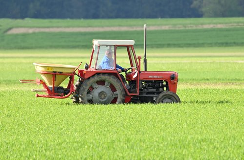 Slovenija Smlednik 22.04.2023 22. april 2023 Traktor, kmetovanje, umetna gnojila