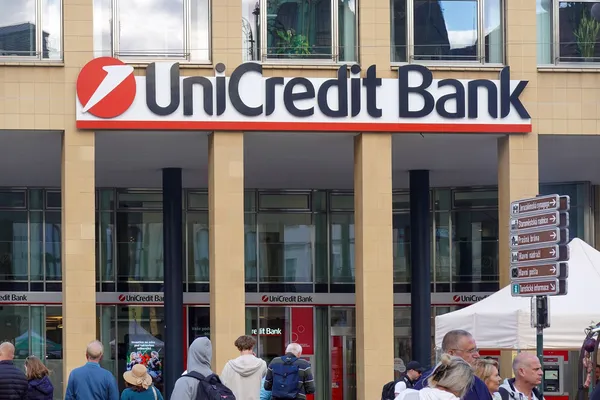 Poskušal oropati banko, nato pa devet ur ostal ujet v trezorju