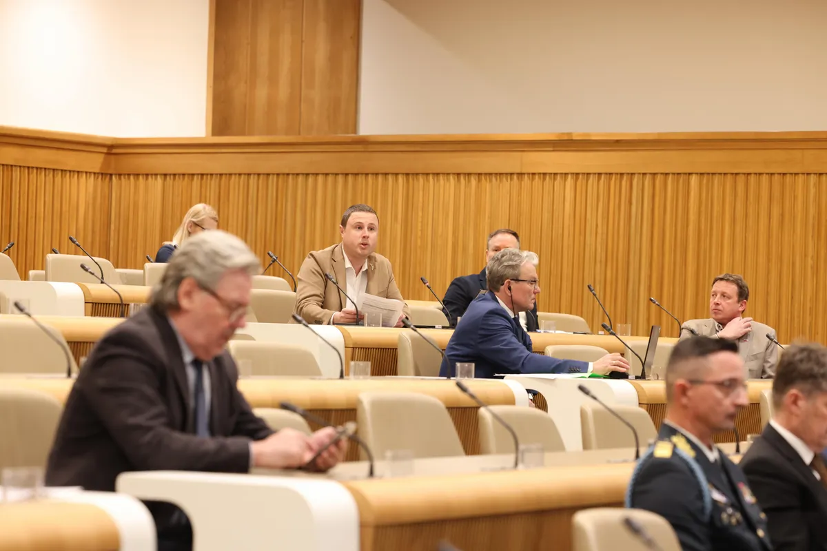 Poslanci SDS zapustili nujno sejo odbora, ker niso dobili vpogleda v tajni dokument