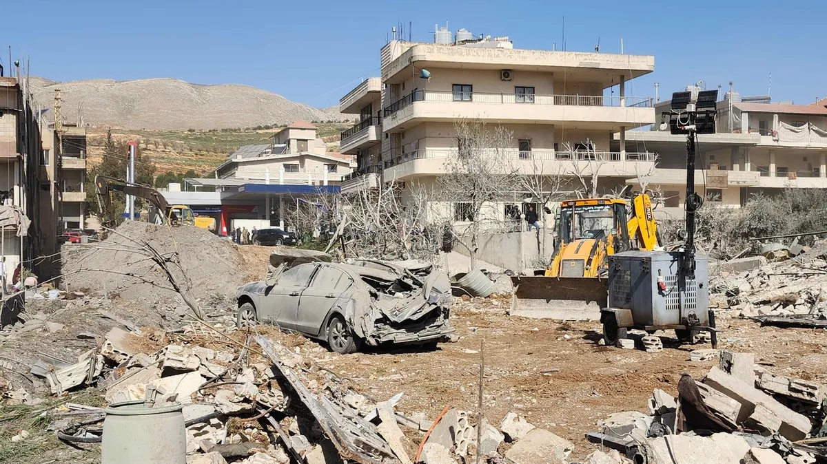 V izraelskih napadih v Libanonu umrlo najmanj 12 ljudi