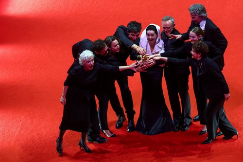 Nemški režiser Ilker Catak in ekipa ob prejemu zlatega medveda na Berlinalu