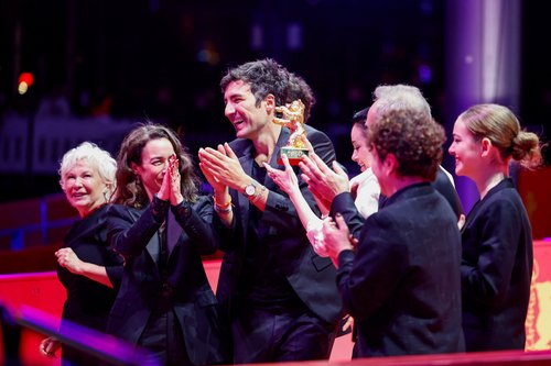 Nemški režiser Ilker Catak in ekipa ob prejemu zlatega medveda na Berlinalu