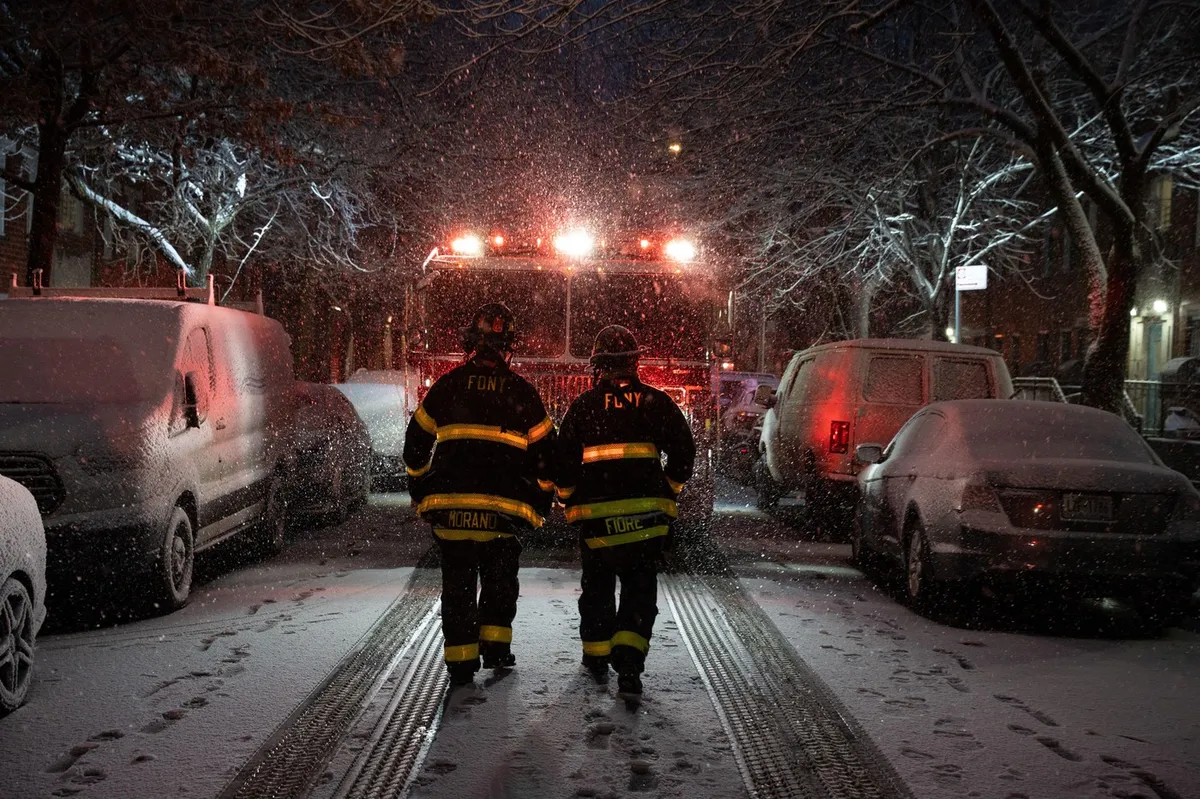 Snežno neurje zajelo severovzhod ZDA, več zveznih držav razglasilo izredne razmere
