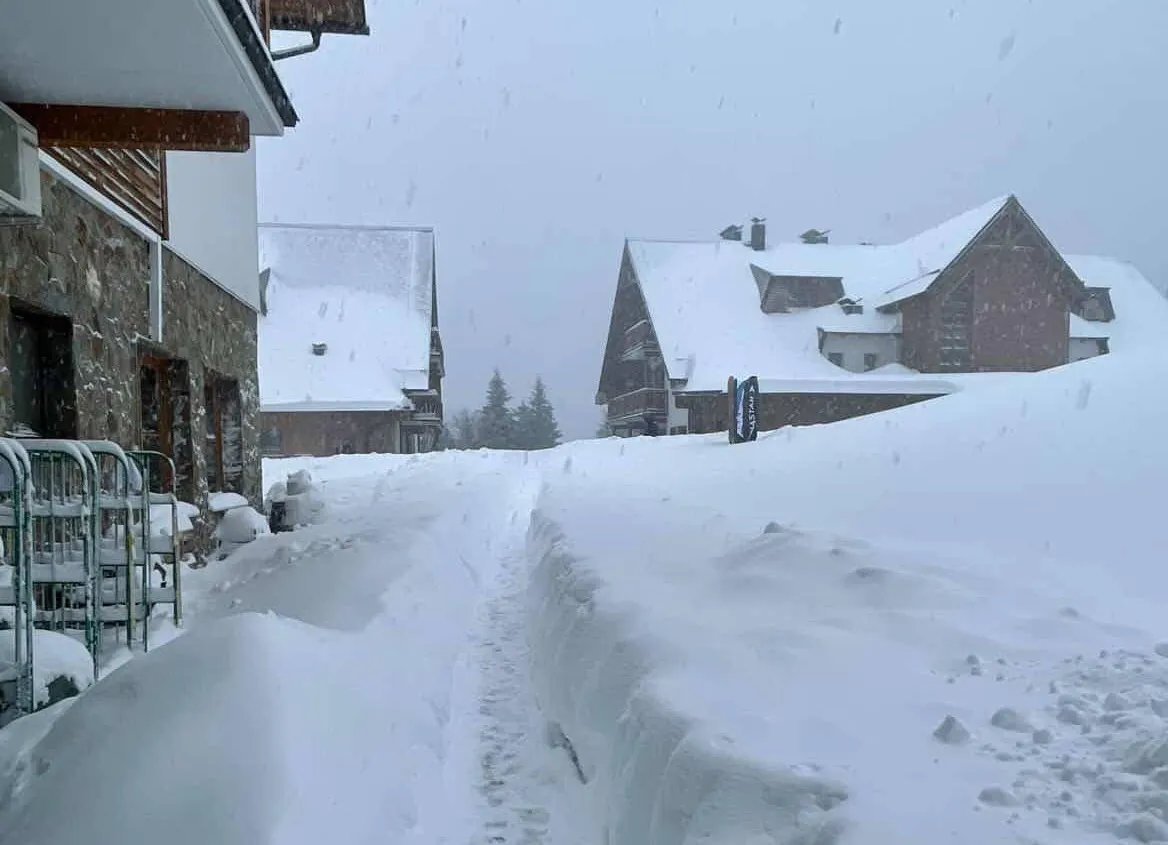 Težave ob začetku počitnic: glavna žičnica na Pohorju ne deluje