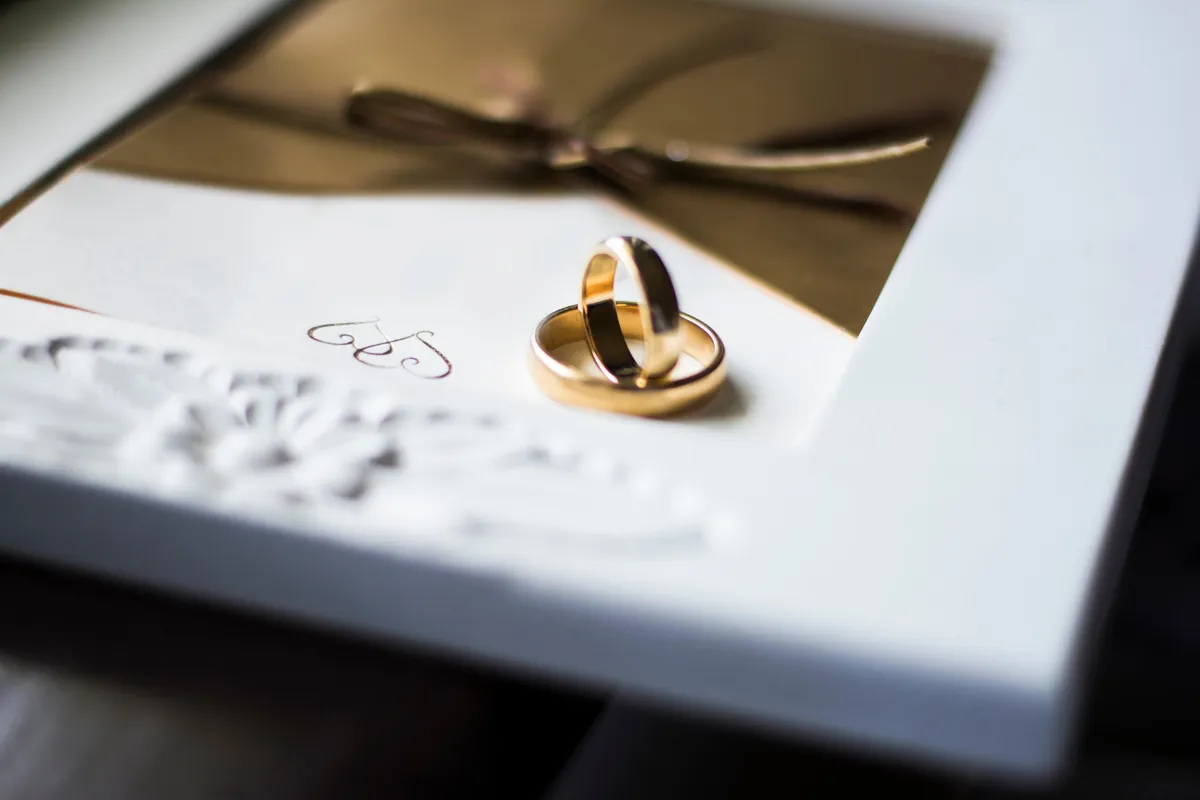 Gost ogorčen nad zahtevo bodočih zakoncev: "Upam, da ne pričakujeta daril"