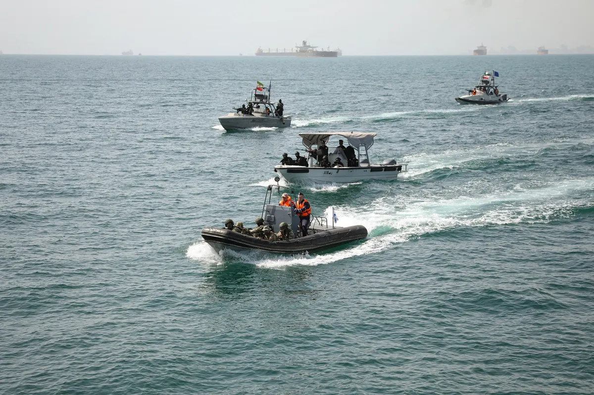 Iran "na podlagi obstoječih groženj" začel vojaške vaje ob Perzijskem zalivu