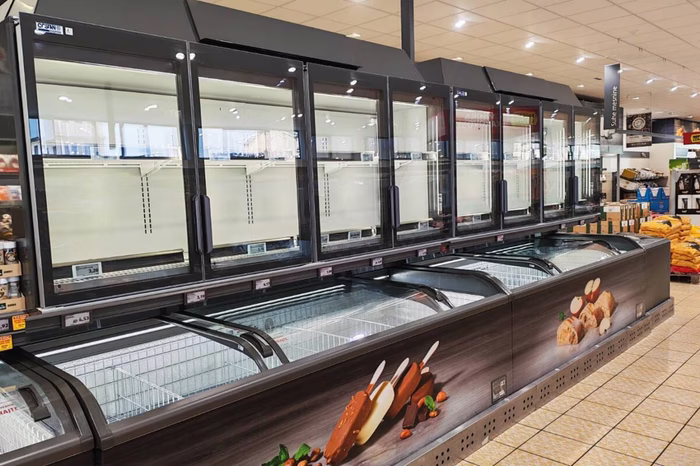 Praznine na policah v velikem trgovcu pri nas. Kaj se dogaja