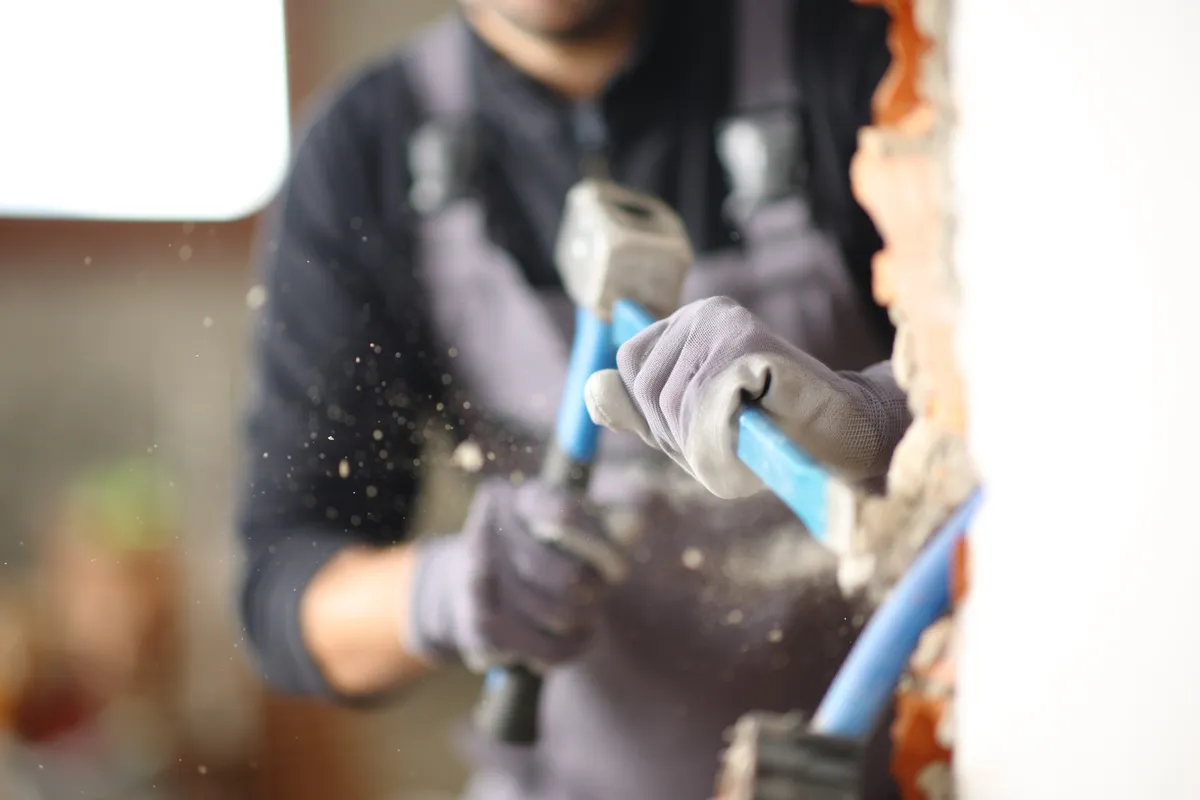 V Celju na delavca padel del stene, 40-letnik je umrl