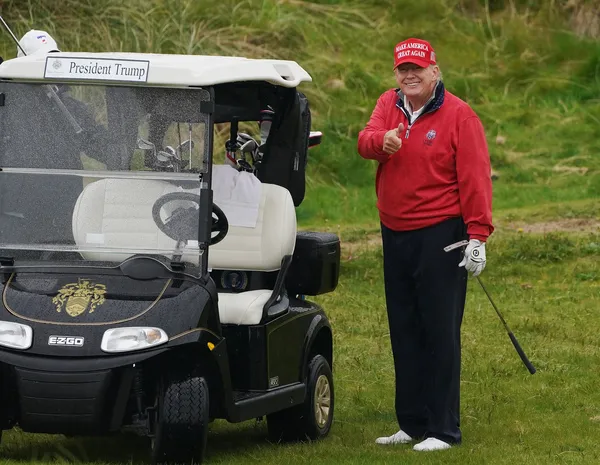 Trumpu dovolili gradnjo dvorane ob irskem golf igrišču. A postavili so mu nenavaden pogoj