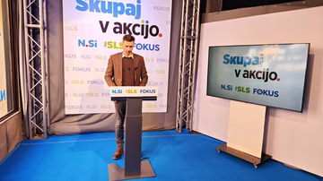 "Vlada se boji, da bi mladi začeli razmišljati s svojo glavo, zato zatira demokratično razpravo"