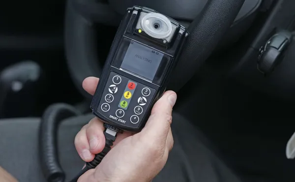 Italija zaostruje pravila, povratniki bodo lahko vozili le avte z alkoholnimi ključavnicami