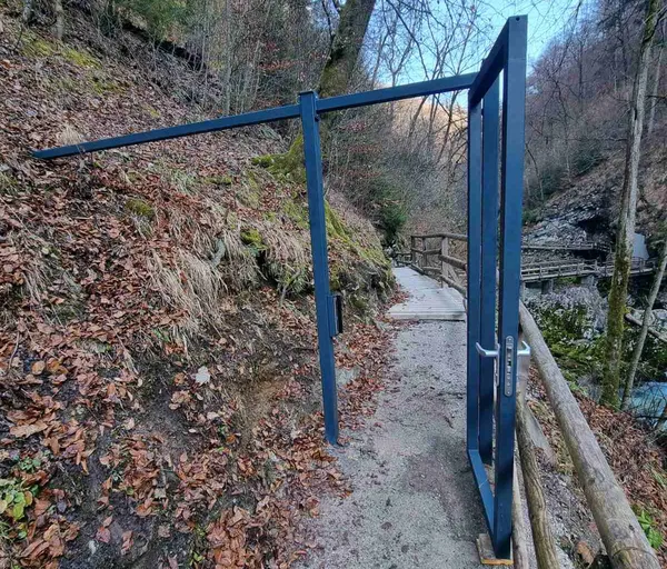 Nov zaplet pri Blejskem vintgarju: občina postavila  zaporo do soteske