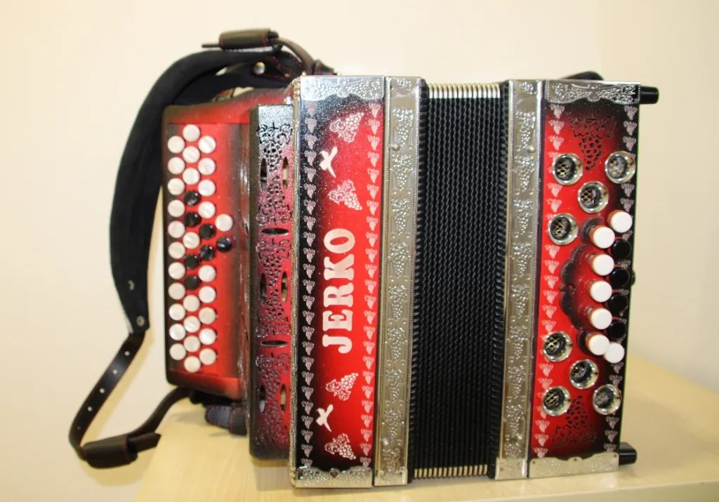 Policisti v hišnih preiskavah zasegli tudi harmoniko (FOTO)