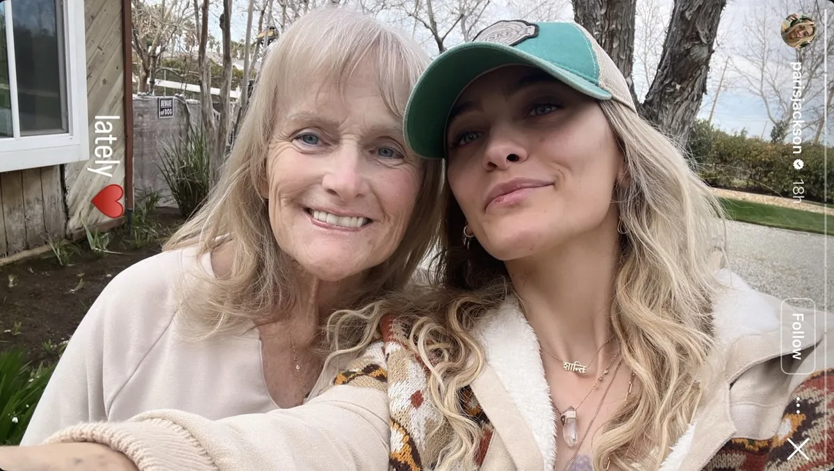 Hči Michaela Jacksona objavila fotografiji z mamo