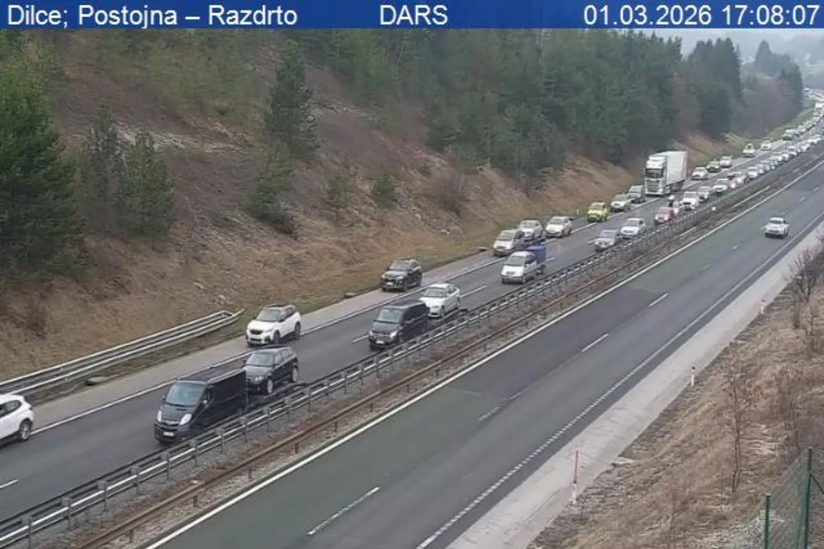 Po sončnem dnevu ob vrnitvi domov gneča: na primorki večkilometrski zastoji