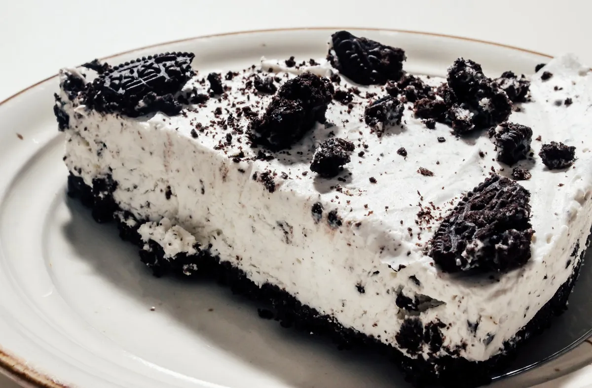 Oreo cheesecake, ki je osvojil splet: brez peke in topi se v ustih