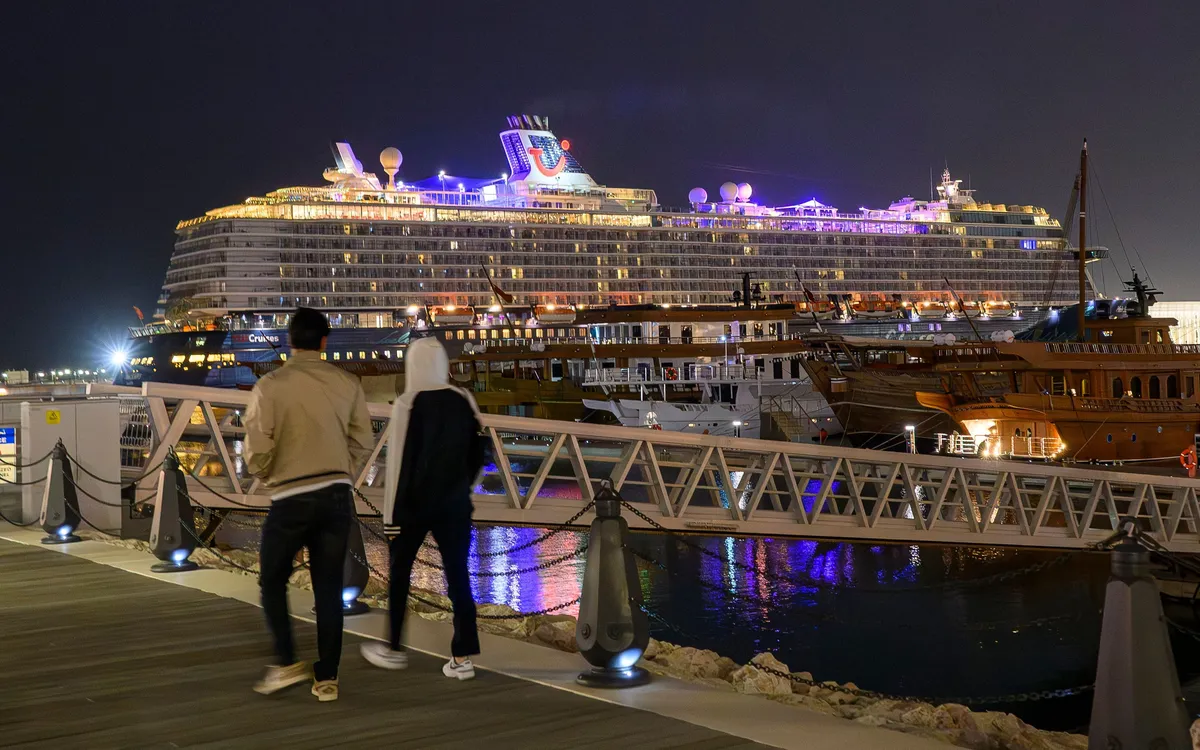 Dopust v senci vojne: obtičali na križarkah, večeri pa minevajo ob zabavi in plesu