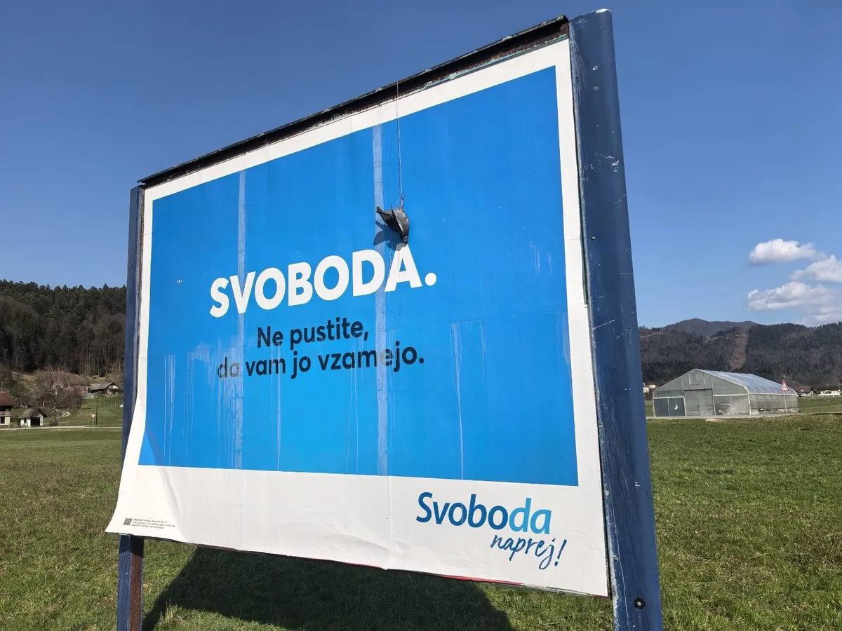 Na predvolilni plakat Svobode že drugič obesili truplo živali