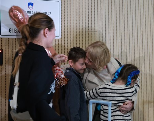 Brnik, prihodi, evakuacija, Oman