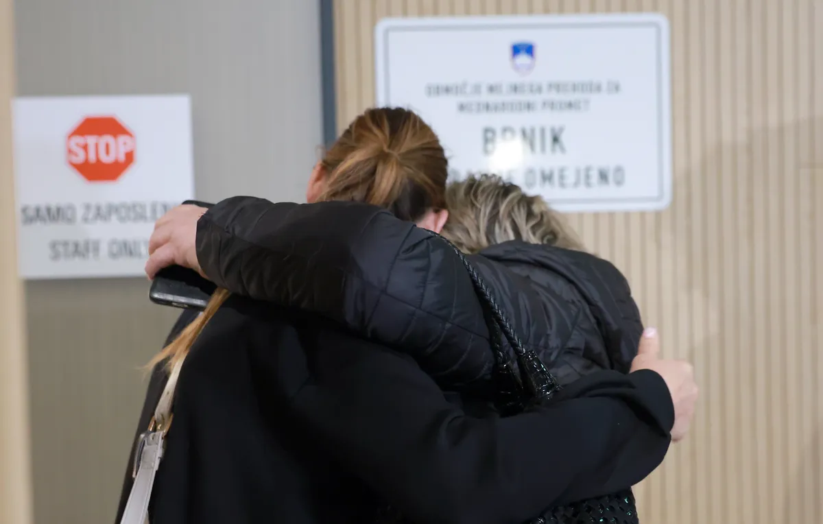 Tri letala ujete Slovence že pripeljala domov, še eno je na poti