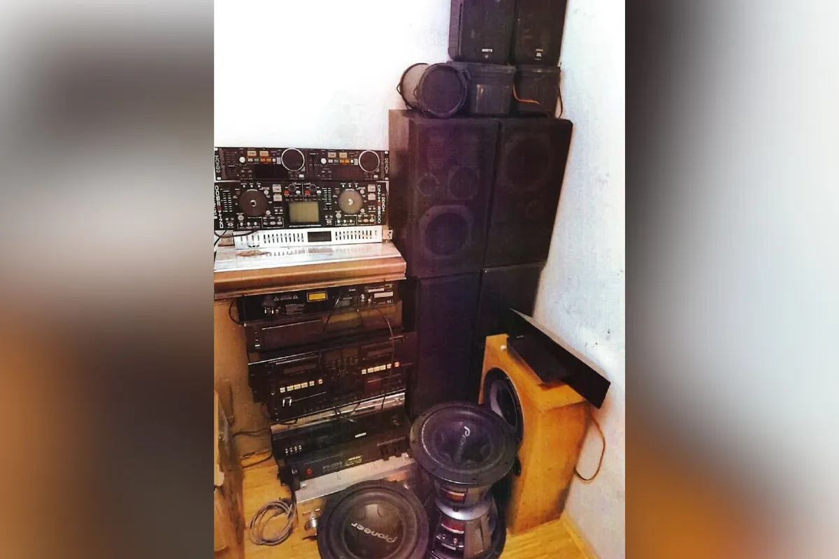 Moškemu, ki je z glasno glasbo motil sosede, zasegli več akustičnih naprav