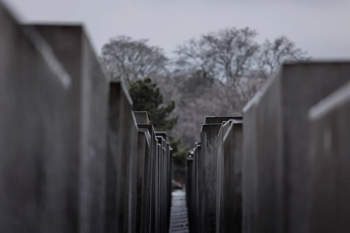 Napadalcu, ki je pri spomeniku holokavstu v Berlinu z nožem napadel turista, 13 let zapora