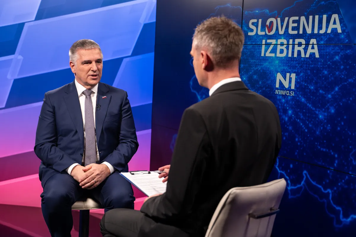 Je Marka Lotriča k povezovanju z NSi in SLS nagovoril Janez Janša?