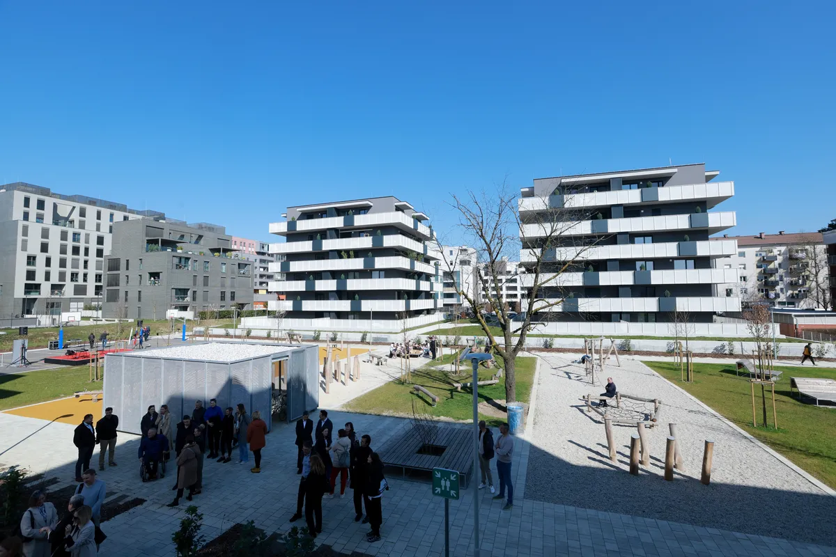 Premier ob odprtju nove ljubljanske soseske: "Brez doma je nemogoče načrtovati družino"