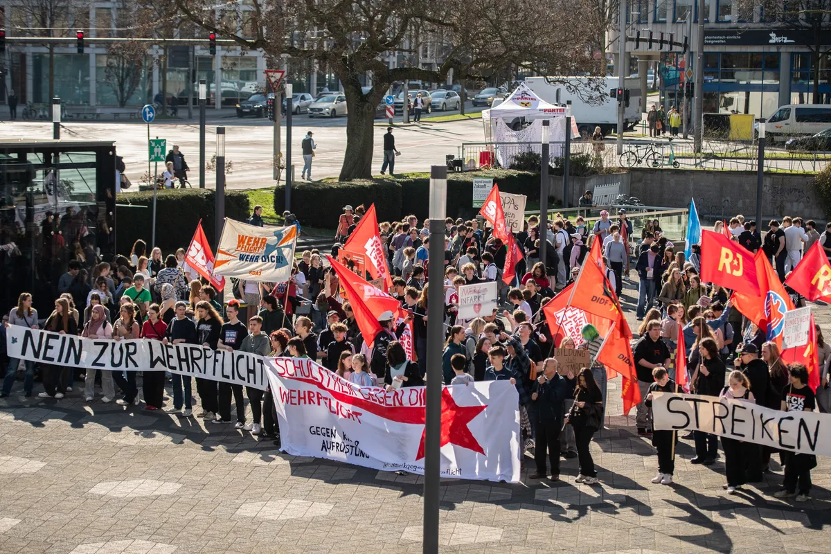 Nemški najstniki protestirali proti služenju vojaškega roka: "Pošljite Friedricha Merza na fronto"