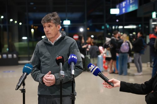 Slovenija , Brnik ,04.03.2026, 04.marec 2026Na brniškem letališču je pristalo letalo s Slovenci z Bližnjega vzhoda na poti iz Omana.vojna, promet, evakuacija, Borut Sajovic