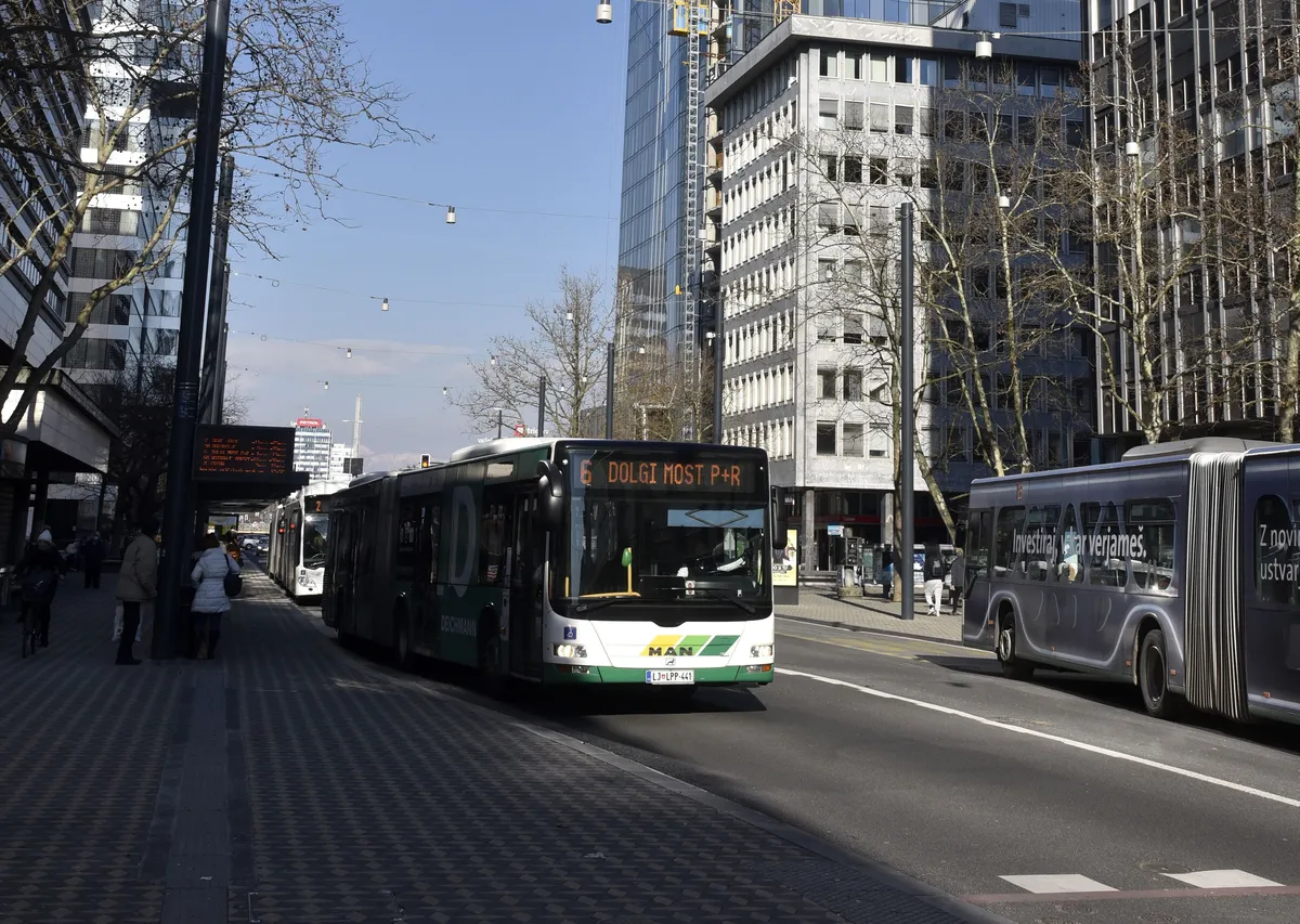 Mi, socialisti: Na Bavarskem dvoru so z nožem napadli naše strankarske tovariše
