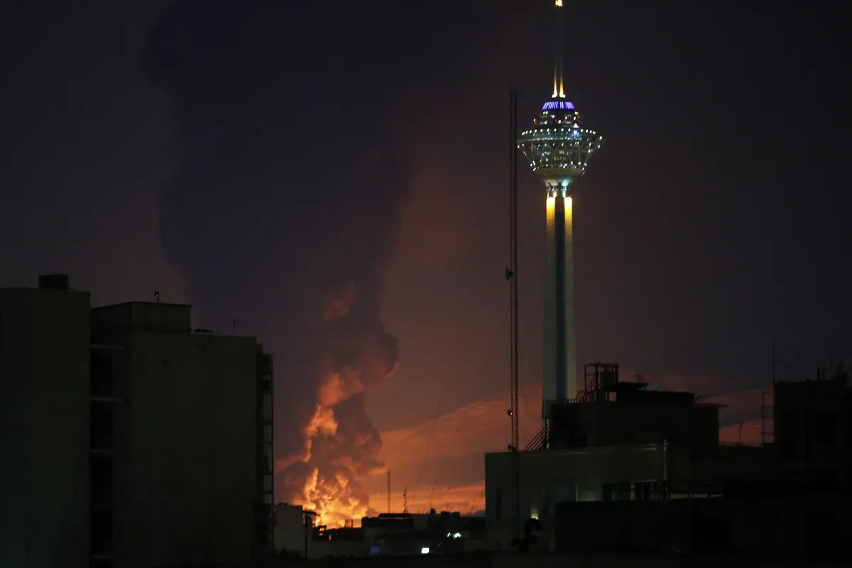 Izrael deveti dan vojne napada iransko infrastrukturo, deli Teherana v plamenih