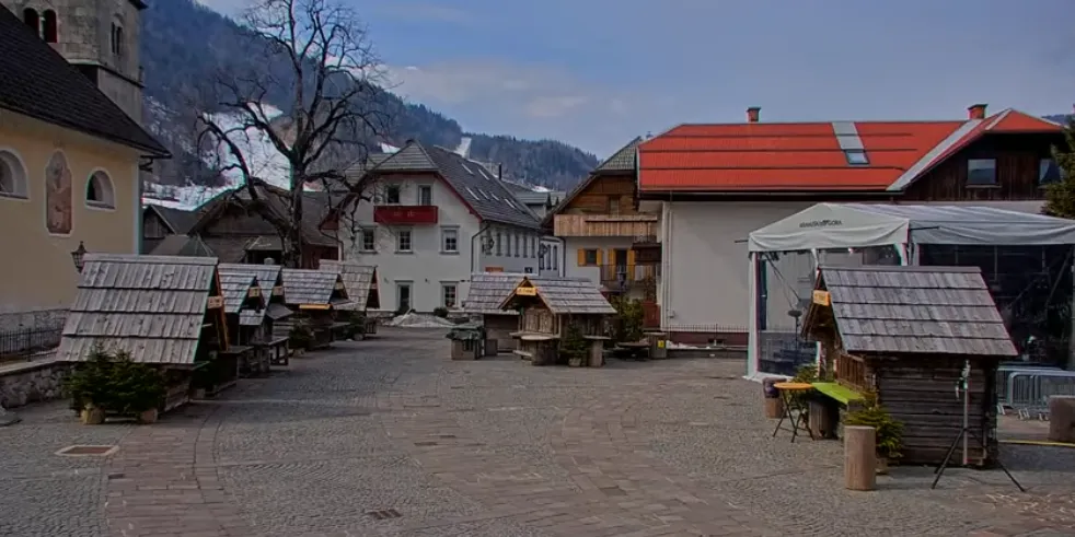 Pred lokalom v Kranjski Gori so se sprli in stepli, dva sta bila tudi poškodovana