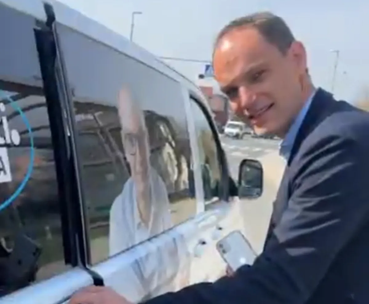 Kombi Logarjevih Demokratov vandali prelepili z nalepkami SDS