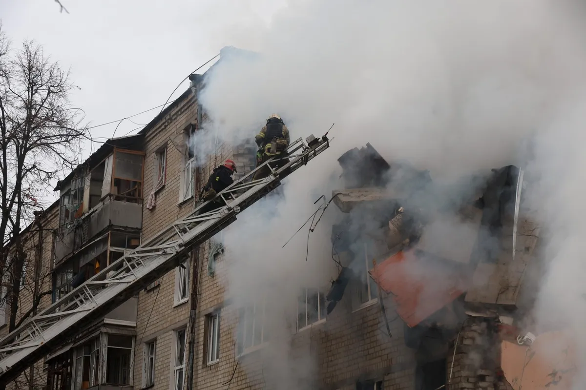 V novih ruskih napadih na Ukrajino poškodovanih najmanj 14 ljudi
