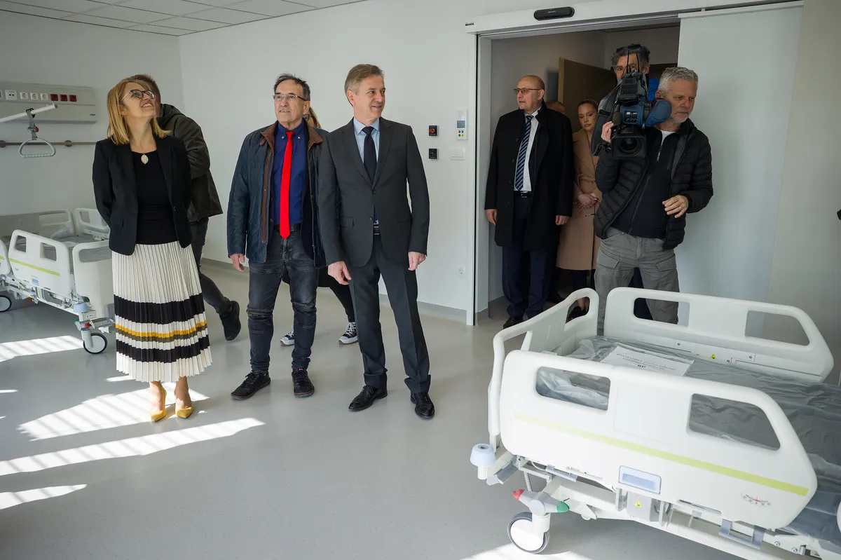 Po več zapletih v UKC Maribor položili temeljni kamen za novo infekcijsko kliniko