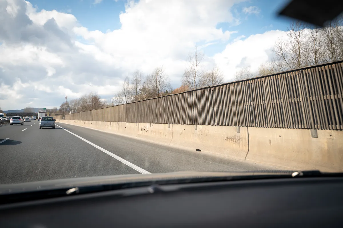 Petina Slovencev živi manj kot kilometer od avtoceste. Kje vse bodo protihrupne ograje?