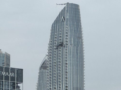 Nebotičnik v Dubaju zadel dron