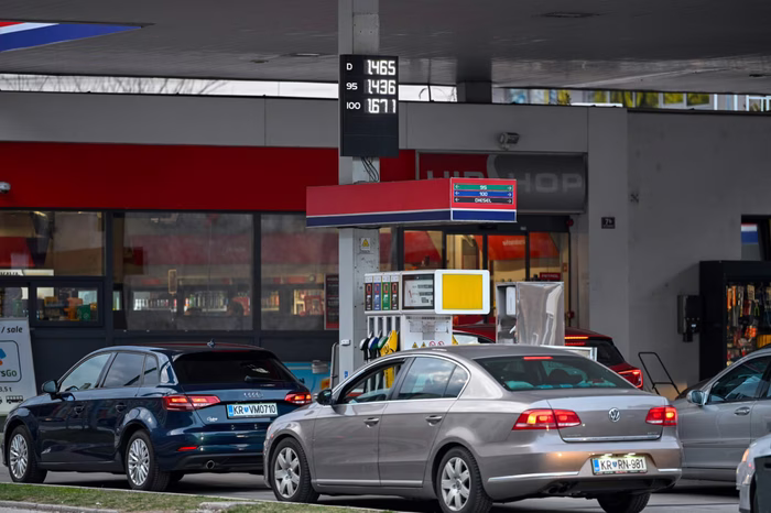 Kumer: Zaradi povečanega povpraševanja bomo sprostili rezerve naftnih derivatov