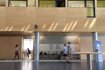 Na mariborski fakulteti v pretepu poškodovana profesor in študent