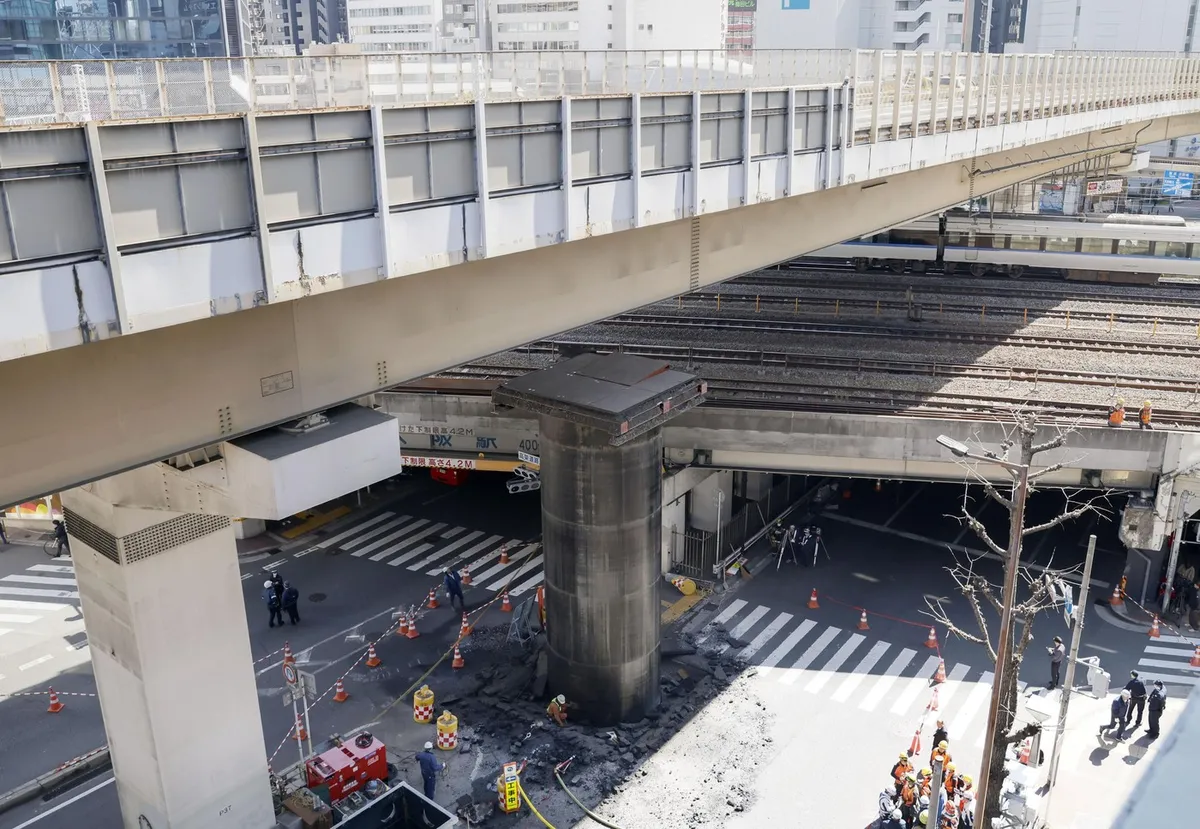 Na Japonskem cev za več kot 10 metrov skrivnostno "zrasla" iz zemlje