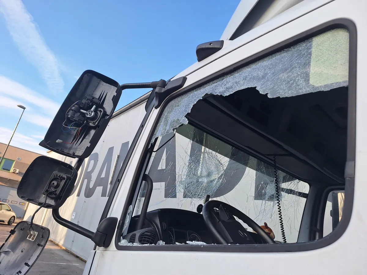 Vandali poškodovali "nič krivi modri tovornjak" ljubljanske Drame