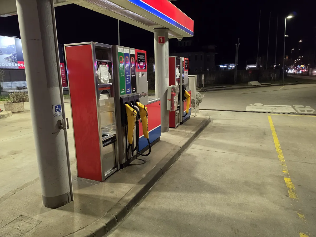 Na nekaterih Petrolovih črpalkah v Ljubljani zmanjkuje goriva