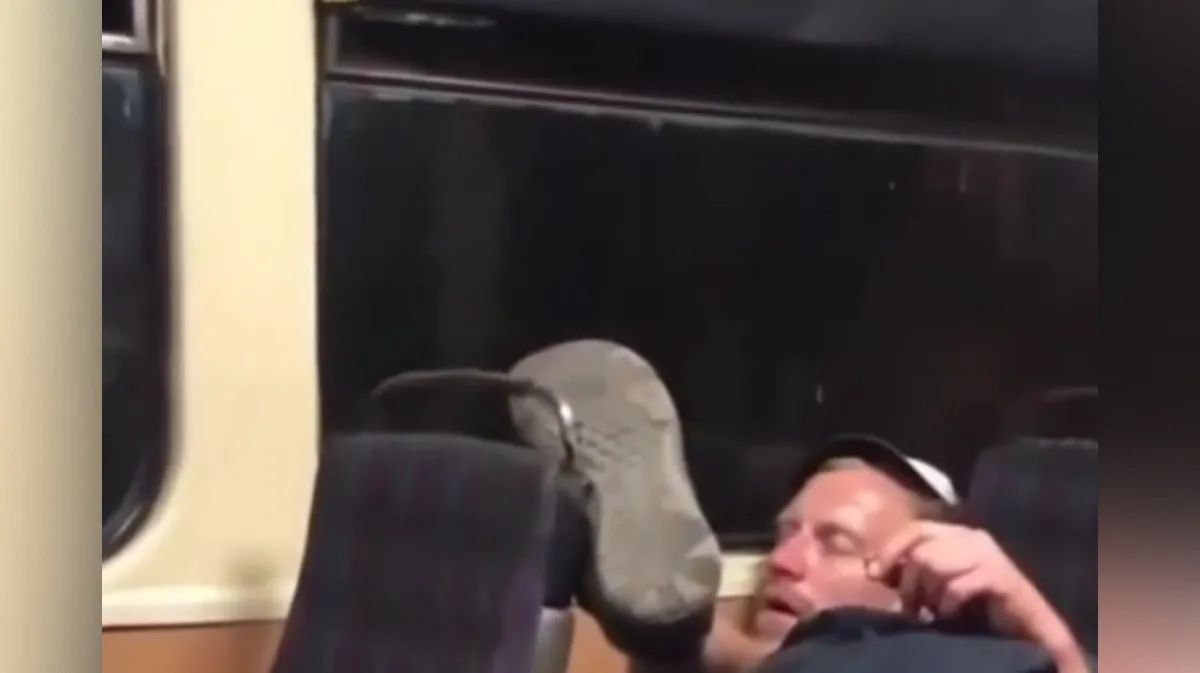 Na tramvaju zaspal v nenavadni pozi. Kako mu je to sploh uspelo?