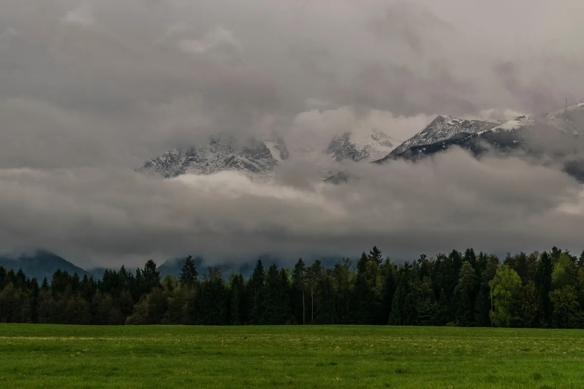 Pomlad na pavzi: prihajajo oblaki, dež in veter, ponekod pa tudi sneg