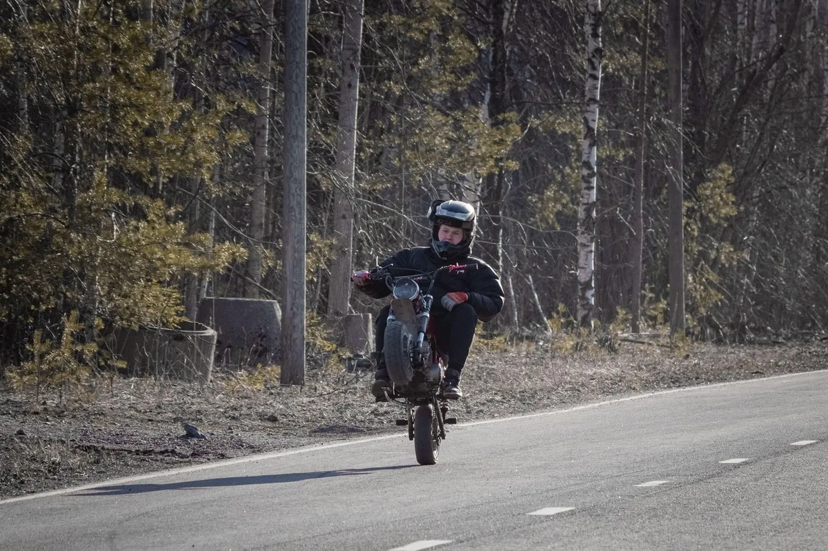 18-letni voznik mopeda prehiteval na zadnjem kolesu in na prehodu zbil pešca