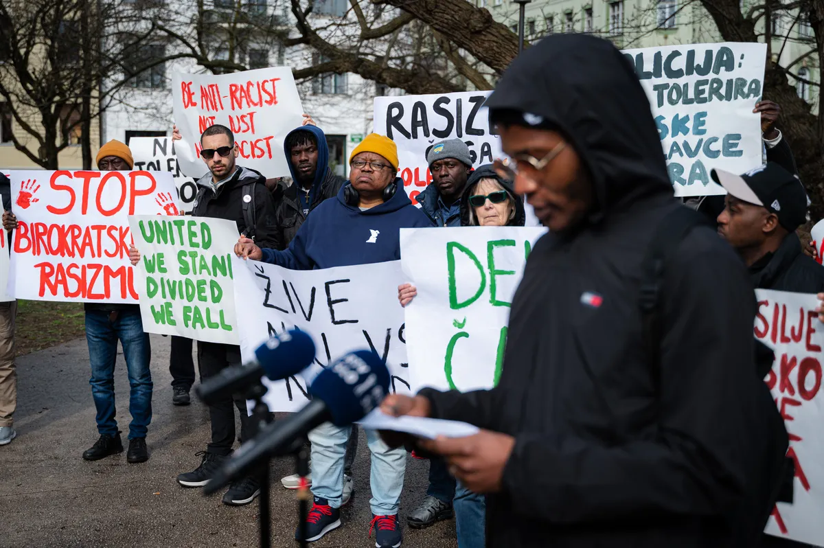 Opozorila o rasistično motiviranih napadih v centru Ljubljane: "Zamaskiranci prežijo nanje"